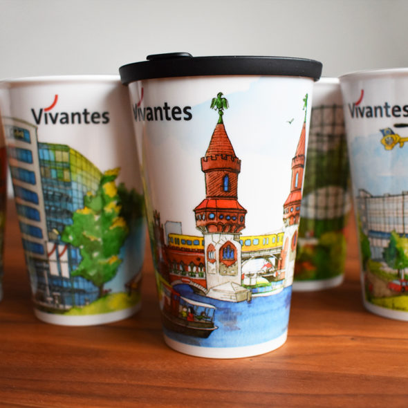 Coffee-to-go-Becher des Unternehmens Vivantes mit unterschiedlichen Motiven