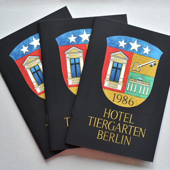 Wappen vom Hotel Tiergarten als Logo (drei Sterne, Fenster, Schlüßel, Brandenburger Tor, Gründungsjahr 1986) auf Gästemappen