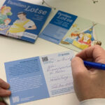 Postkarte "Kinderbetreuung" wird beschriftet